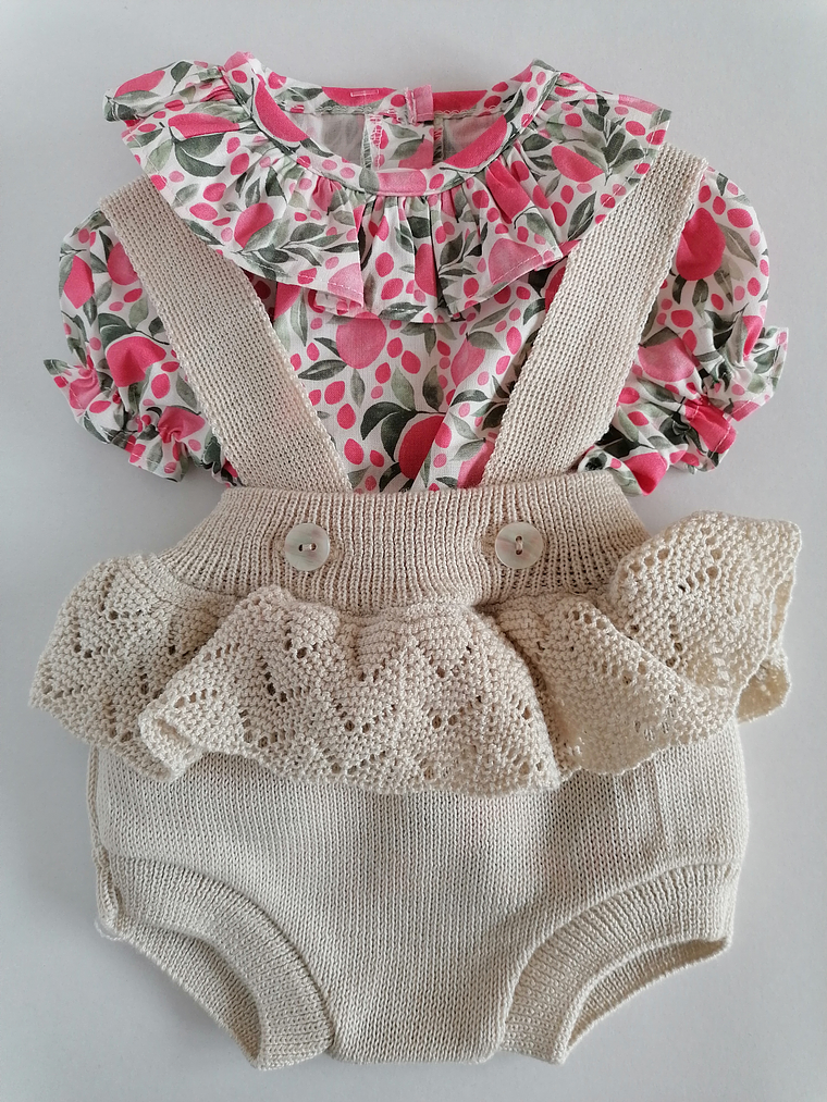 Conjunto bebé jardineira em malha com folhos e blusa floral 3