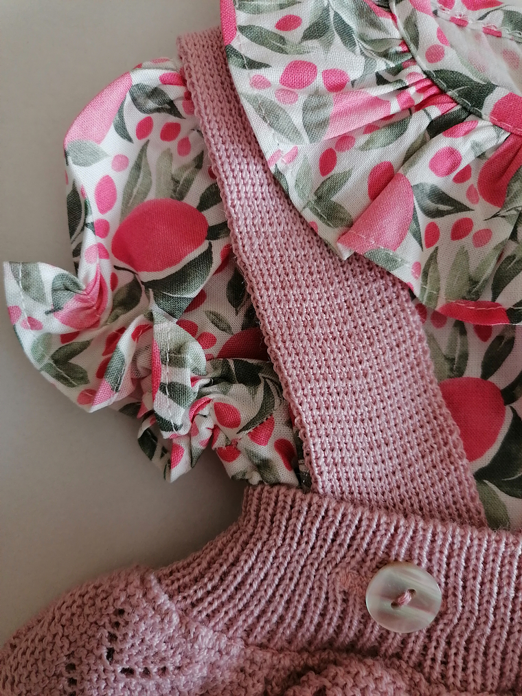 Conjunto bebé jardineira em malha com folhos e blusa floral 6