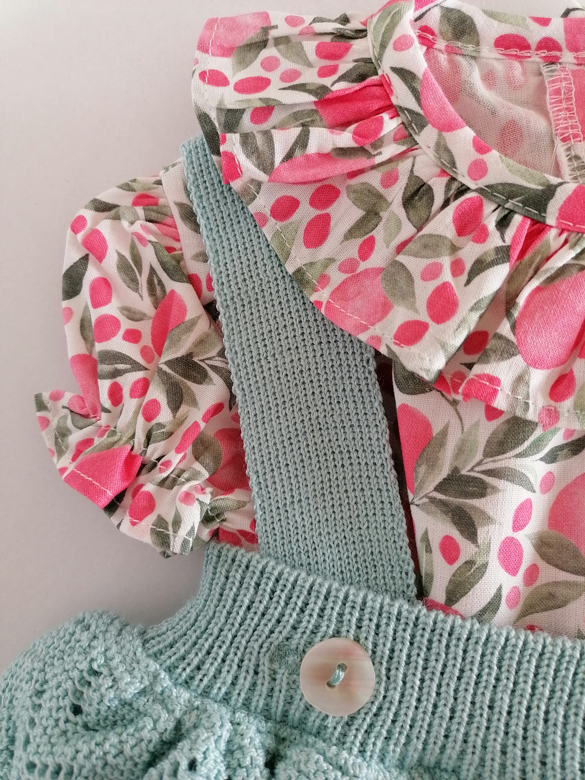 Conjunto bebé jardineira em malha com folhos e blusa floral 4