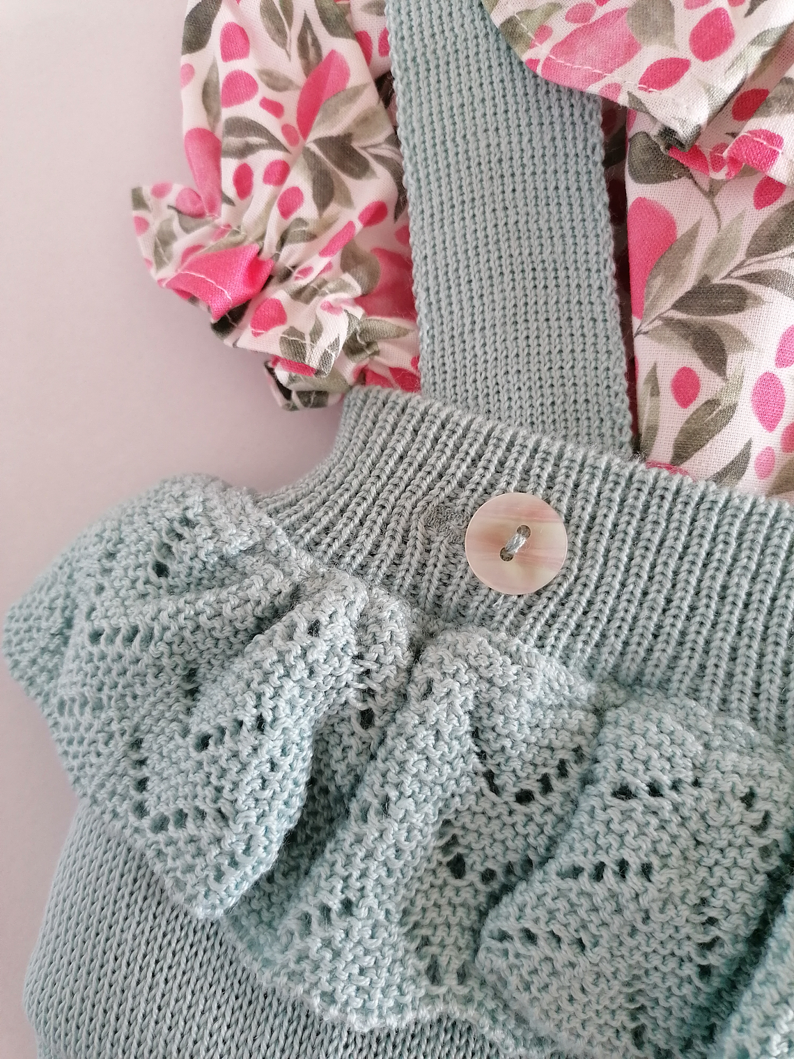 Conjunto bebé jardineira em malha com folhos e blusa floral 5