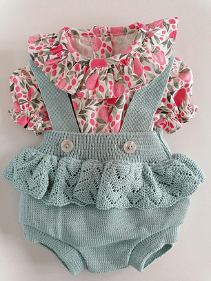 Conjunto bebé jardineira em malha com folhos e blusa floral