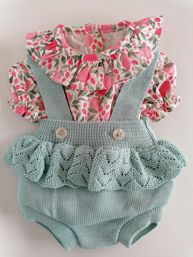 Conjunto bebé jardineira em malha com folhos e blusa floral 1