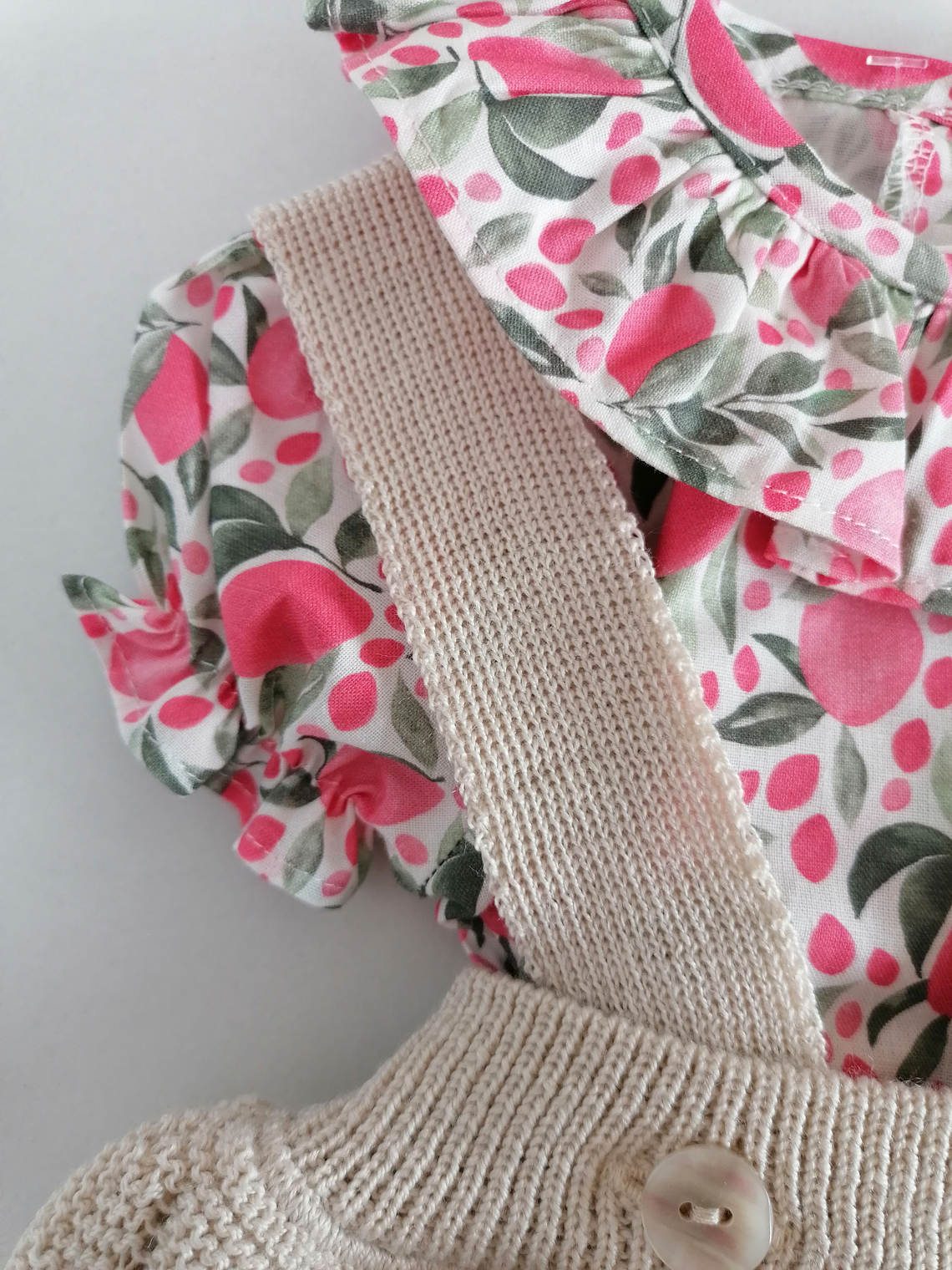 Conjunto bebé jardineira em malha com folhos e blusa floral 7