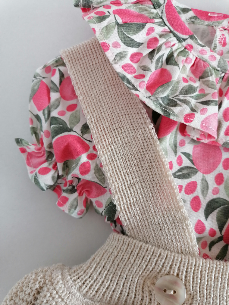 Conjunto bebé jardineira em malha com folhos e blusa floral 7