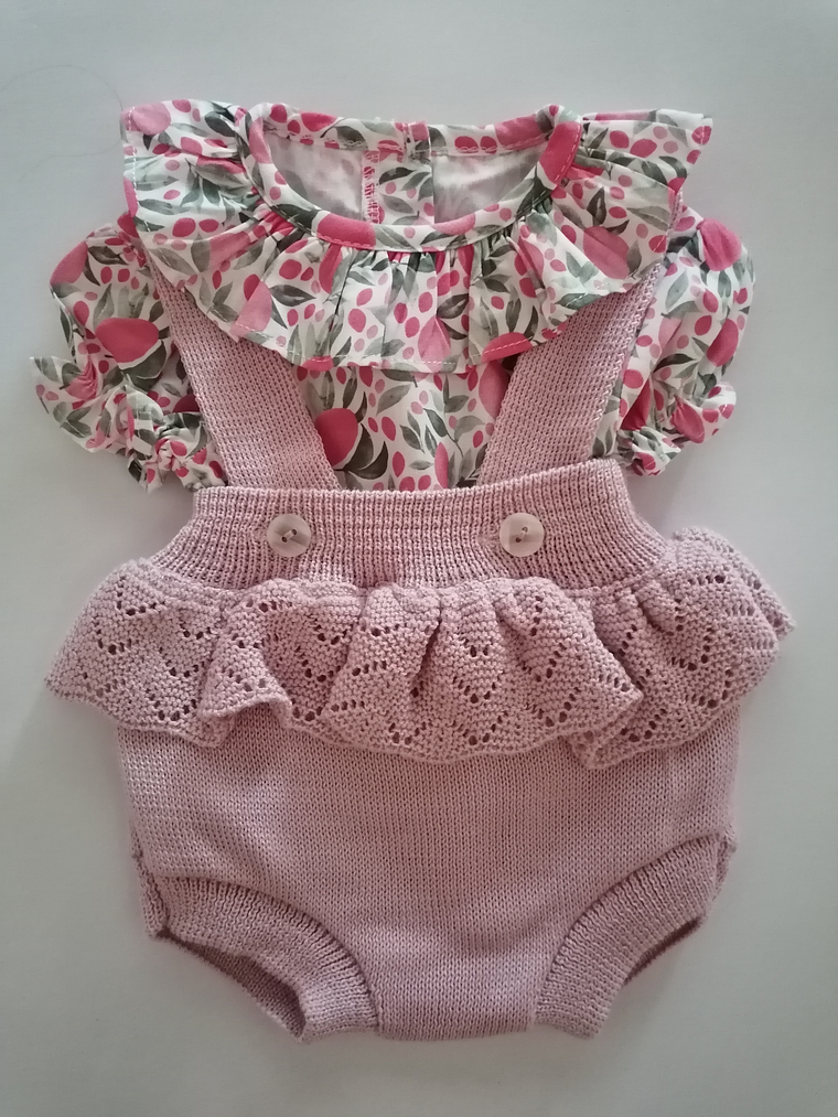 Conjunto bebé jardineira em malha com folhos e blusa floral 8