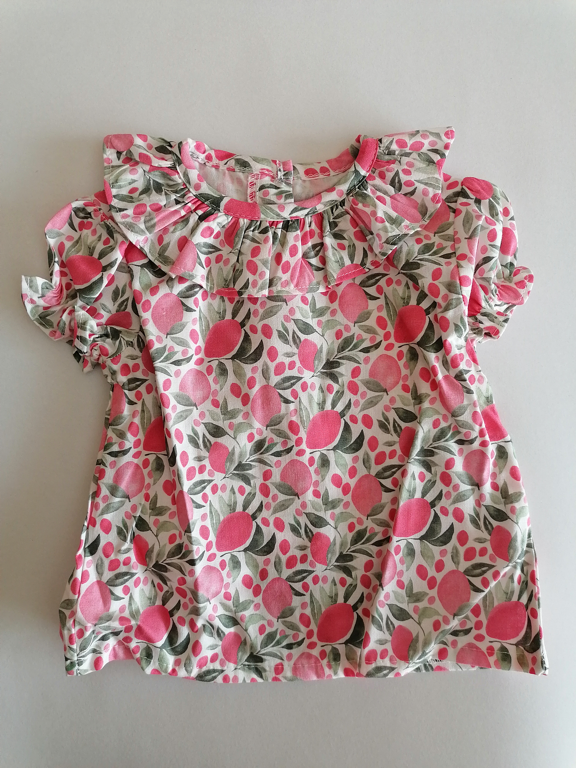 Conjunto bebé jardineira em malha com folhos e blusa floral 9