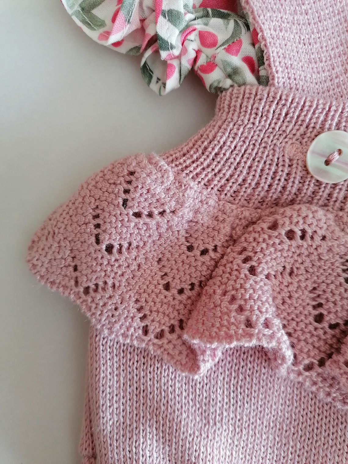 Conjunto bebé jardineira em malha com folhos e blusa floral 10