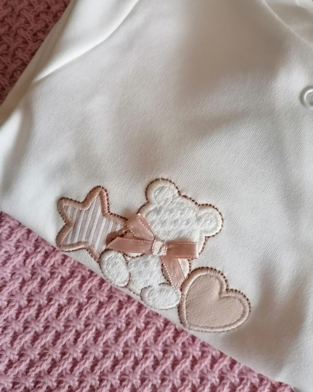 Como escolher a primeira roupinha do bebé (sem complicar)