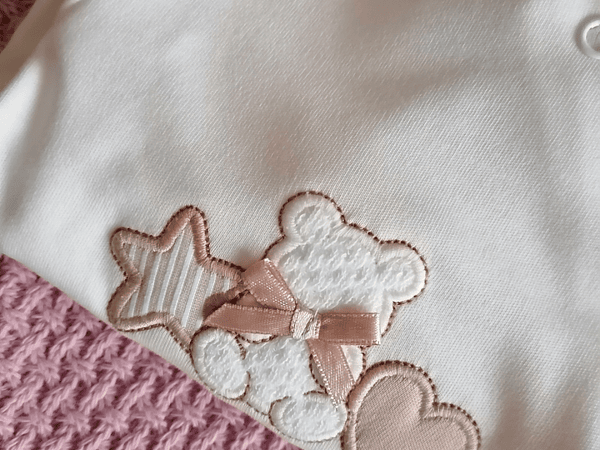 Como escolher a primeira roupinha do bebé (sem complicar)