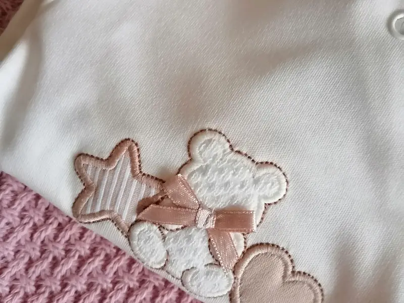 Como escolher a primeira roupinha do bebé (sem complicar)