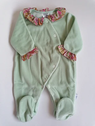 Babygrow de veludo para bebé com gola floral