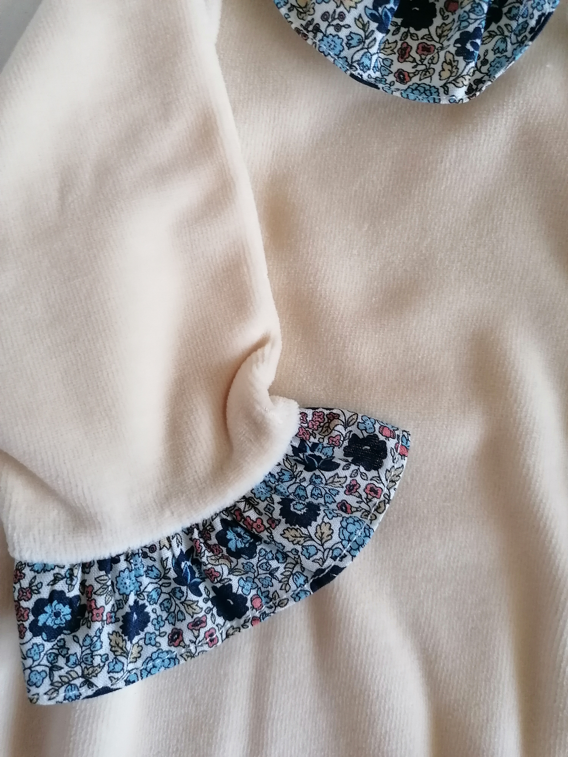 Babygrow de veludo para bebé com gola floral 9