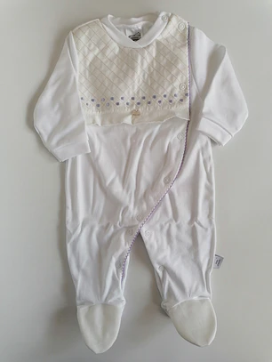 Babygrow de algodão com peitilho acolchoado