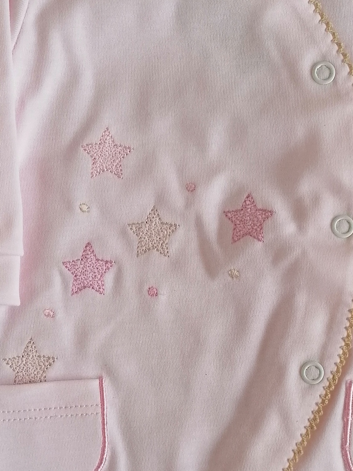 Babygrow de algodão com estrelas bordadas e bolsos 2