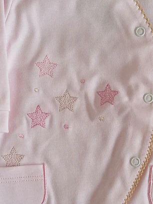 Babygrow de algodão com estrelas bordadas e bolsos