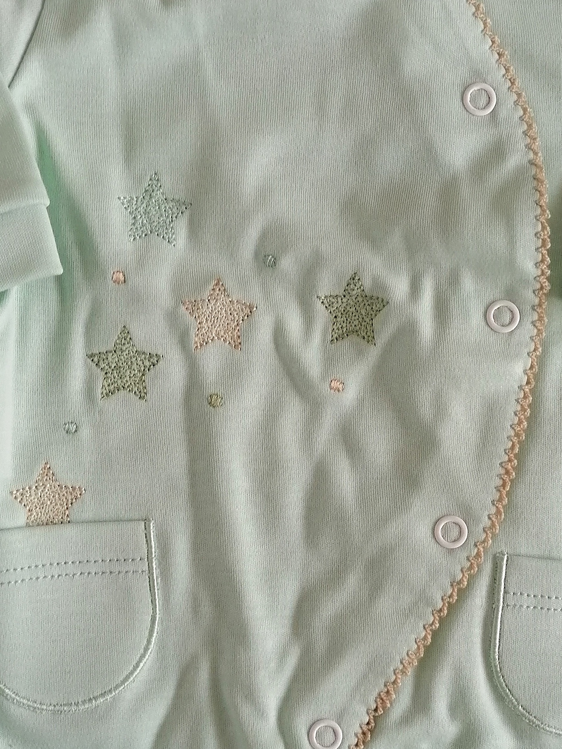 Babygrow de algodão com estrelas bordadas e bolsos 3