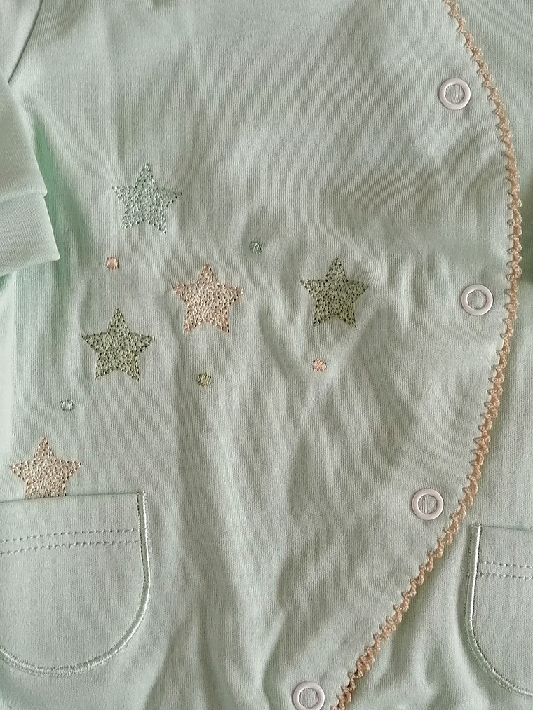 Babygrow de algodão com estrelas bordadas e bolsos 3