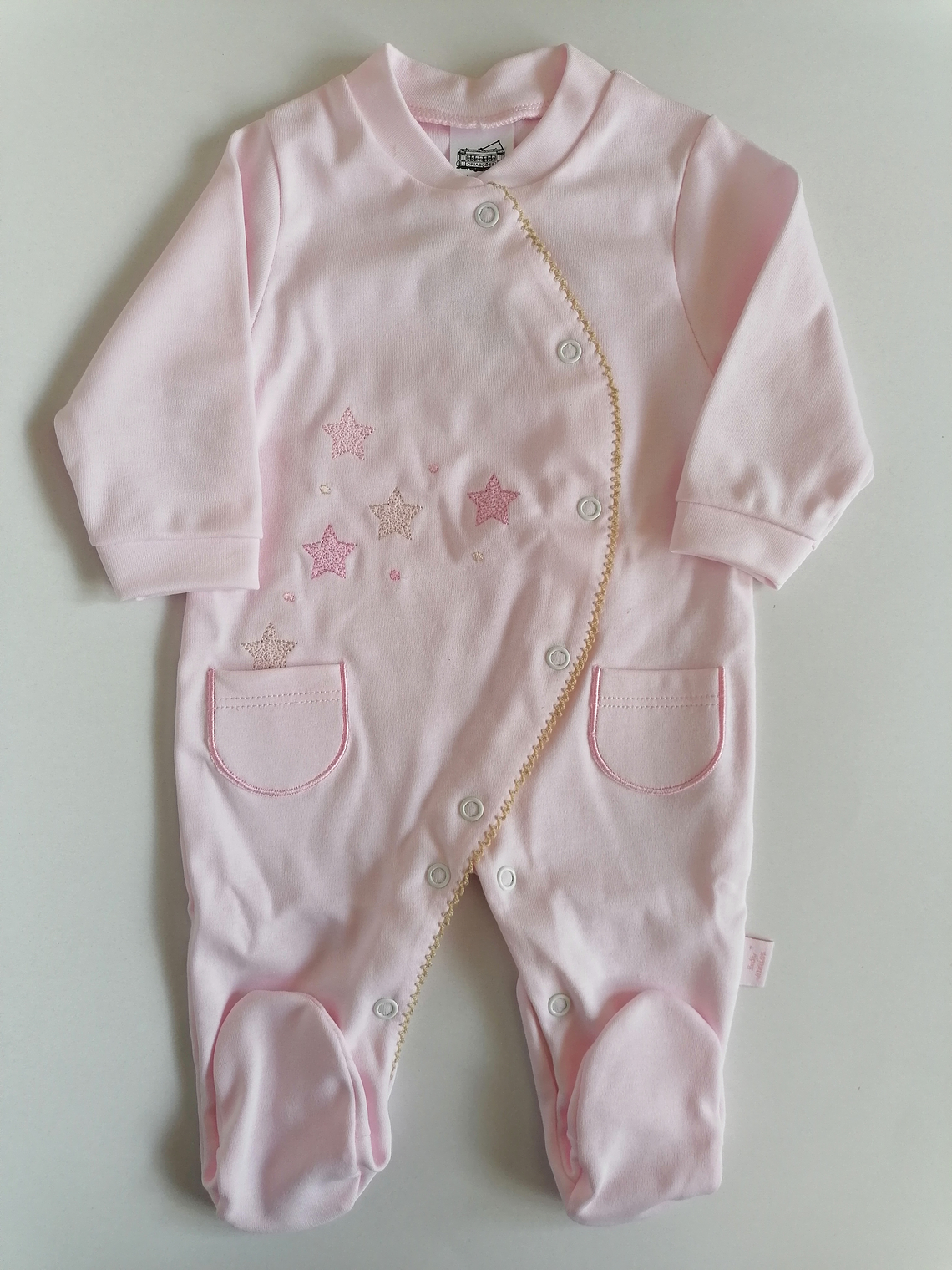 Babygrow de algodão com estrelas bordadas e bolsos 1