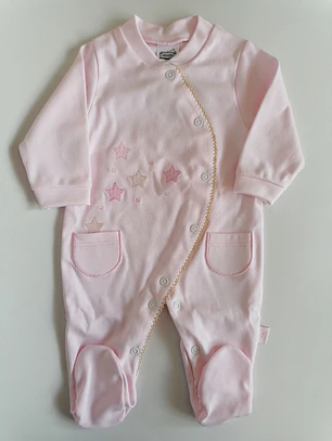 Babygrow de algodão com estrelas bordadas e bolsos