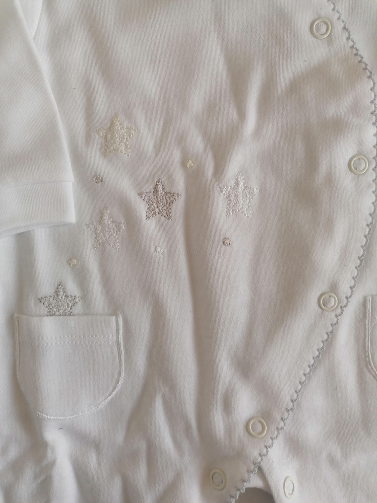 Babygrow de algodão com estrelas bordadas e bolsos 5