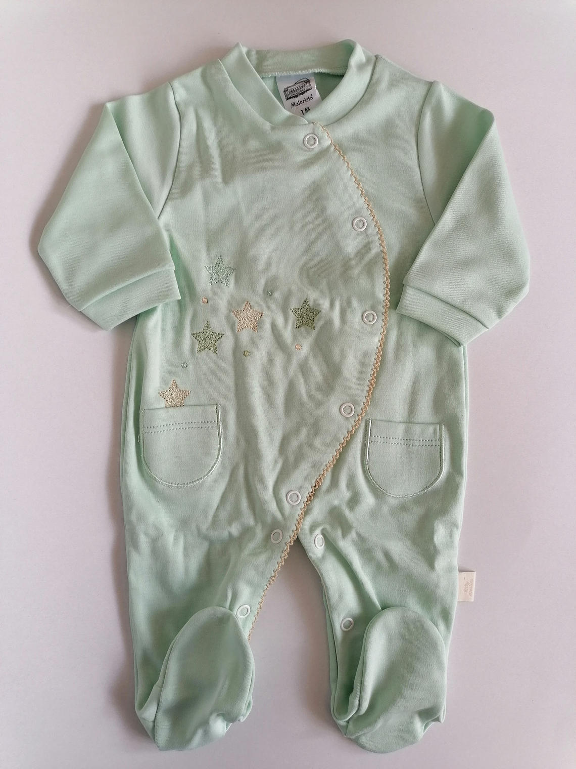 Babygrow de algodão com estrelas bordadas e bolsos 6