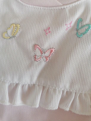 Babygrow de algodão com folho e bordado delicado