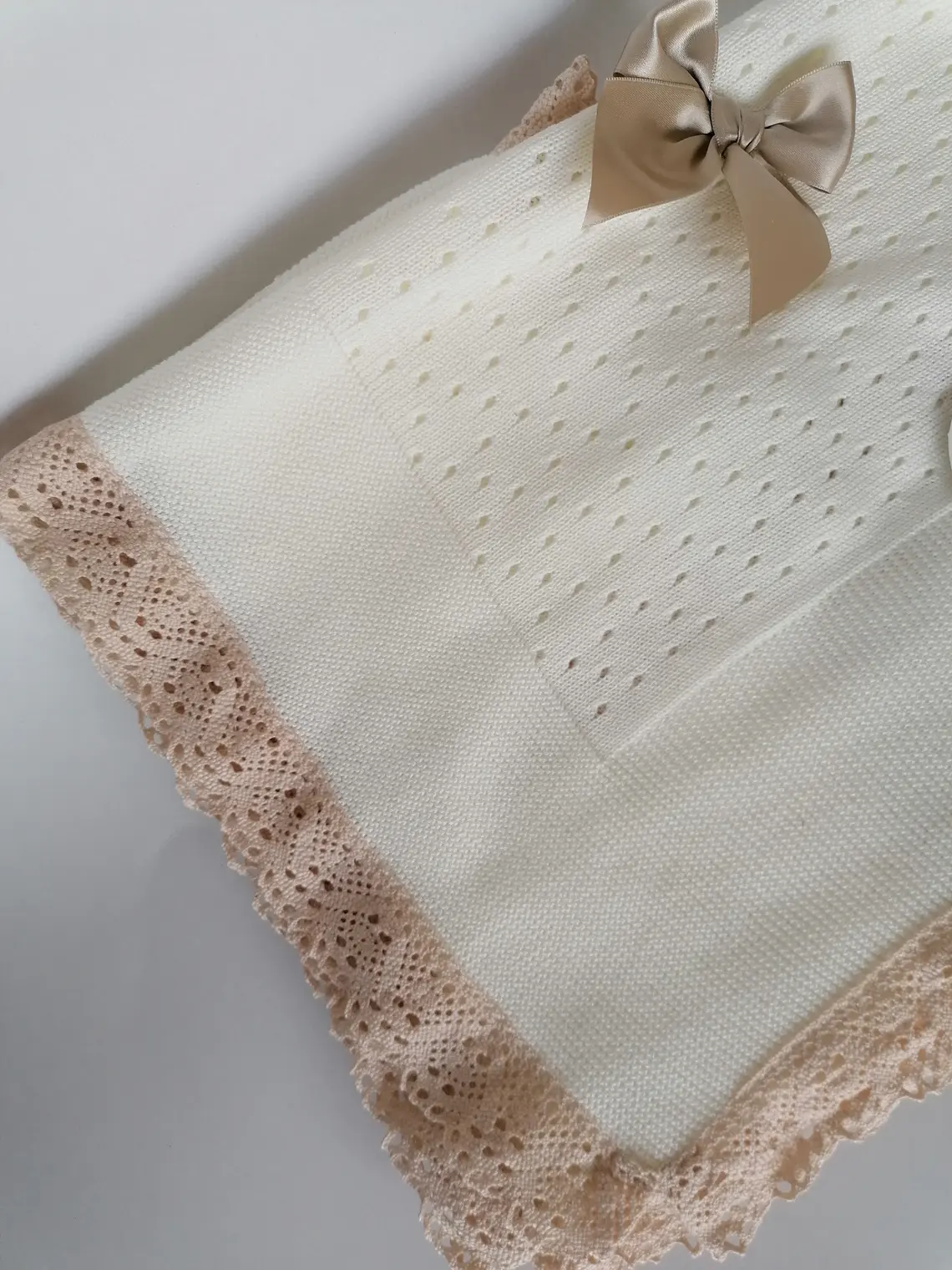 Manta de Bebé em Malha com Renda e Laço | Primavera Verão 2