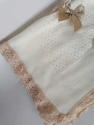 Manta de Bebé em Malha com Renda e Laço | Primavera Verão