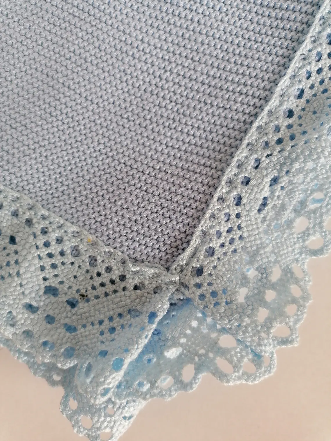 Manta de Bebé em Malha com Renda e Laço | Primavera Verão 3