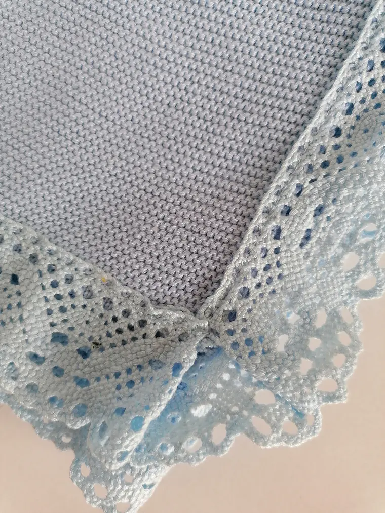 Manta de Bebé em Malha com Renda e Laço | Primavera Verão 3