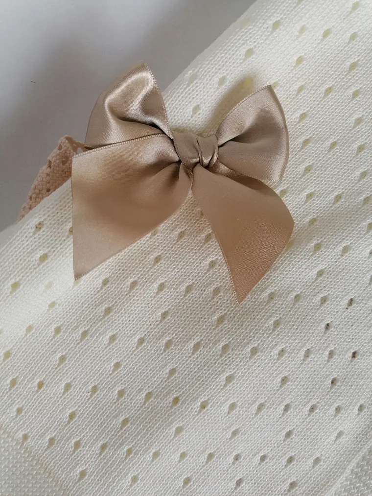 Manta de Bebé em Malha com Renda e Laço | Primavera Verão 6