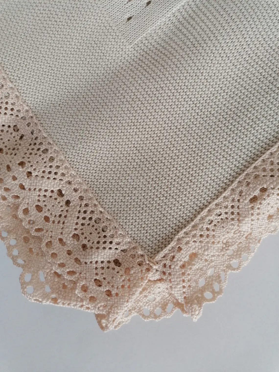 Manta de Bebé em Malha com Renda e Laço | Primavera Verão 7