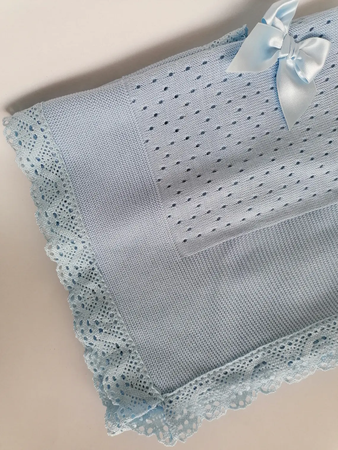 Manta de Bebé em Malha com Renda e Laço | Primavera Verão 12