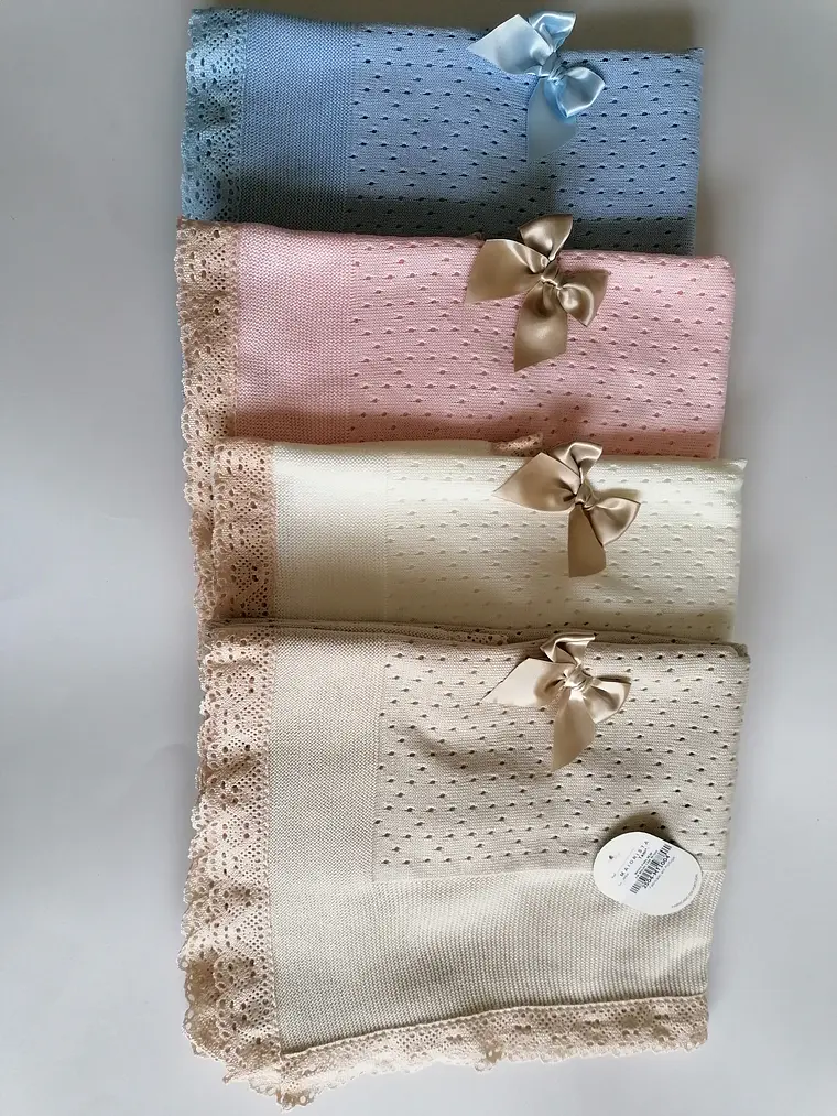 Manta de Bebé em Malha com Renda e Laço | Primavera Verão 1