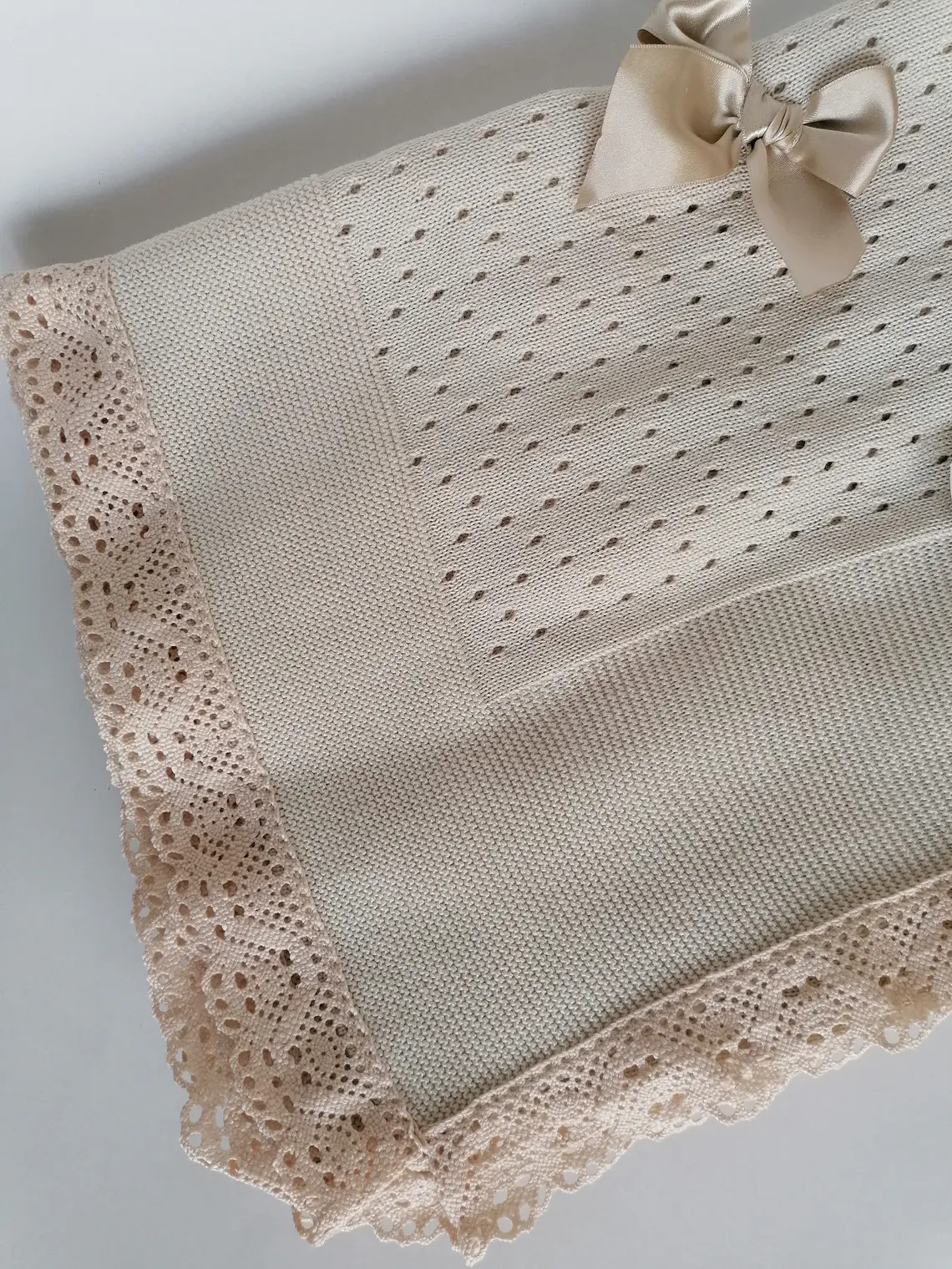 Manta de Bebé em Malha com Renda e Laço | Primavera Verão 15