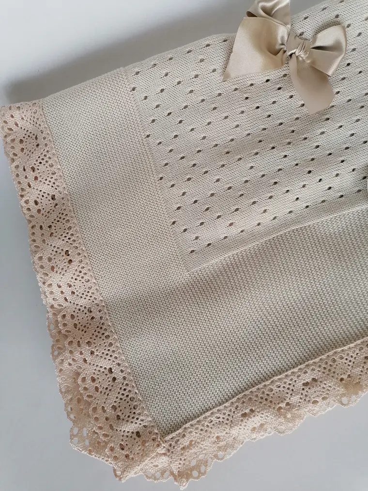 Manta de Bebé em Malha com Renda e Laço | Primavera Verão 15