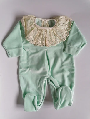 Babygrow de Veludo para Bebé com Gola Bordada