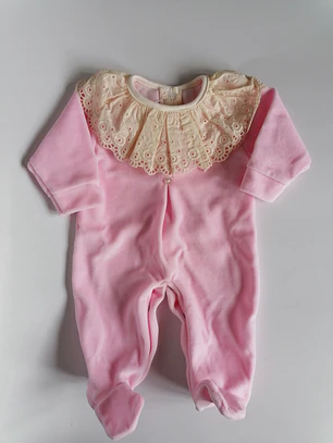 Babygrow de Veludo para Bebé com Gola Bordada