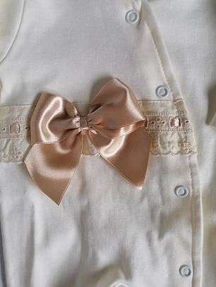 Babygrow de Algodão para Bebé com Laço Satinado