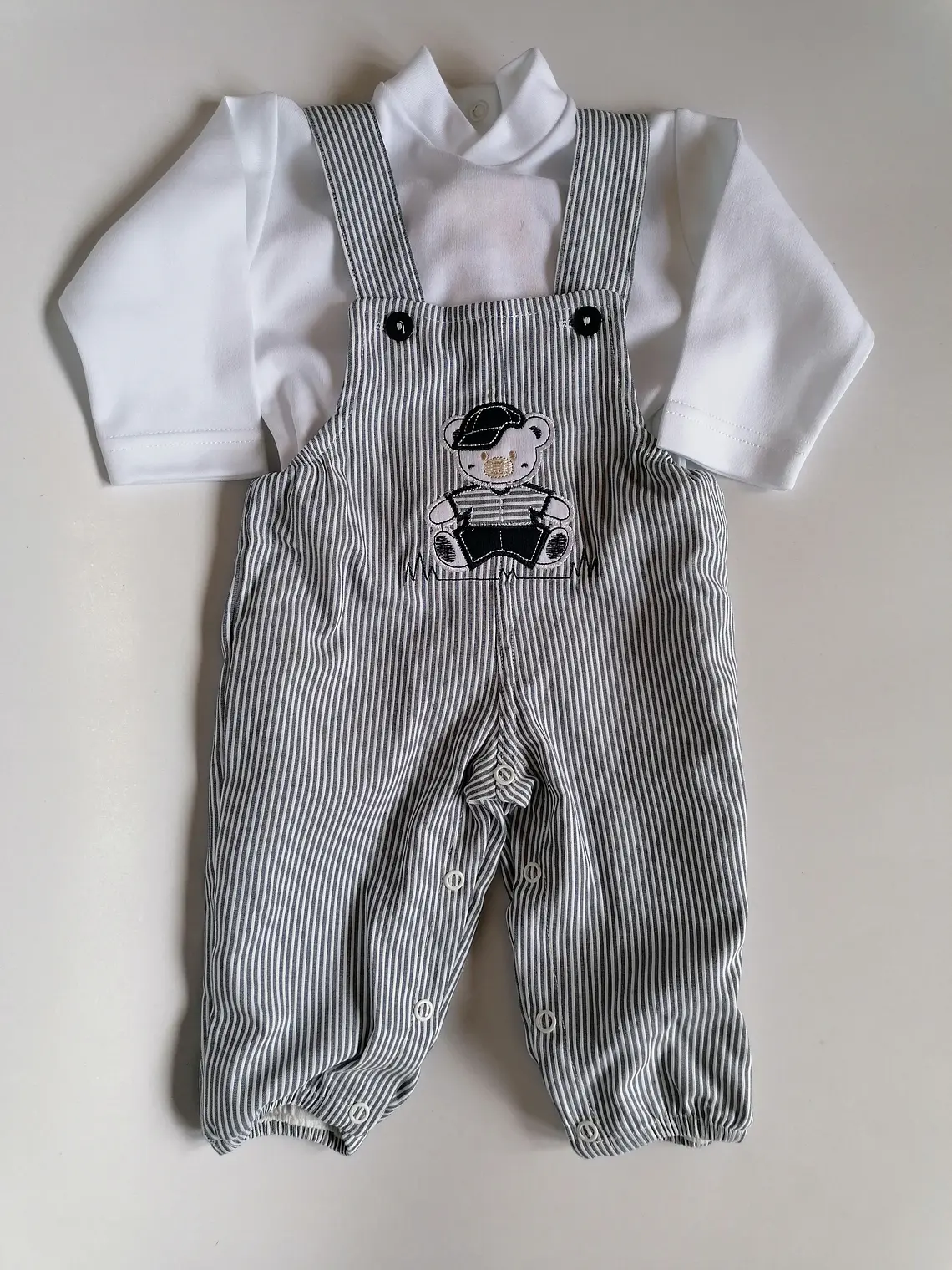 Jardineira para Bebé 6 Meses com Camisola Branca e Ursinho Bordado 1