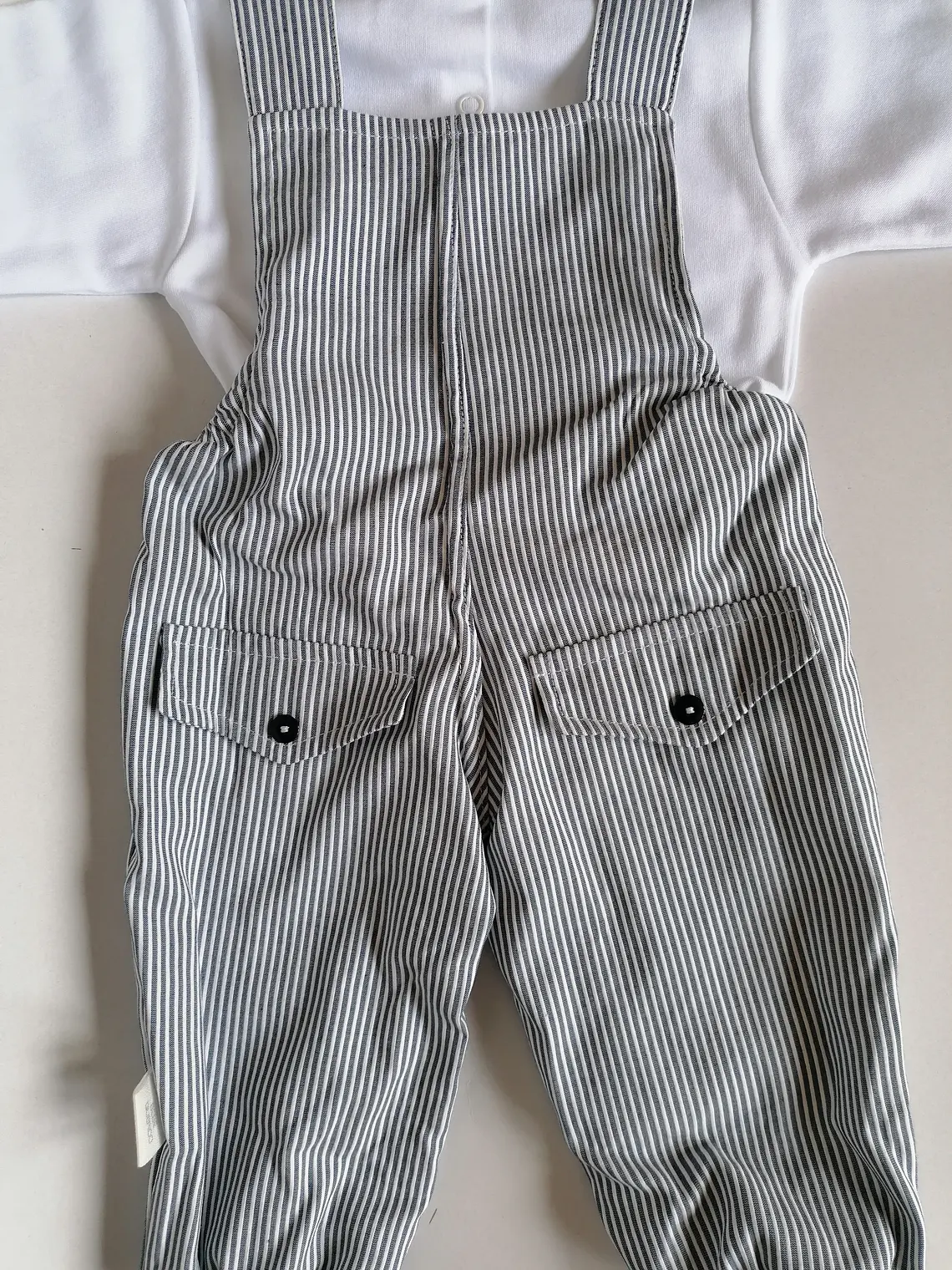 Jardineira para Bebé 6 Meses com Camisola Branca e Ursinho Bordado 2