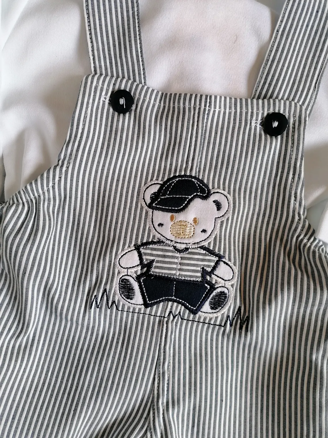 Jardineira para Bebé 6 Meses com Camisola Branca e Ursinho Bordado 3