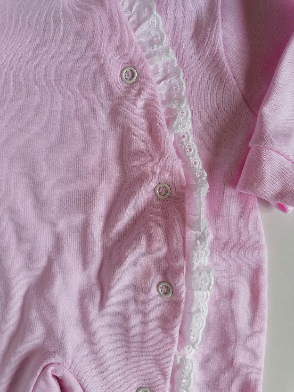 Babygrow de Algodão para Bebé com Renda Lateral 3