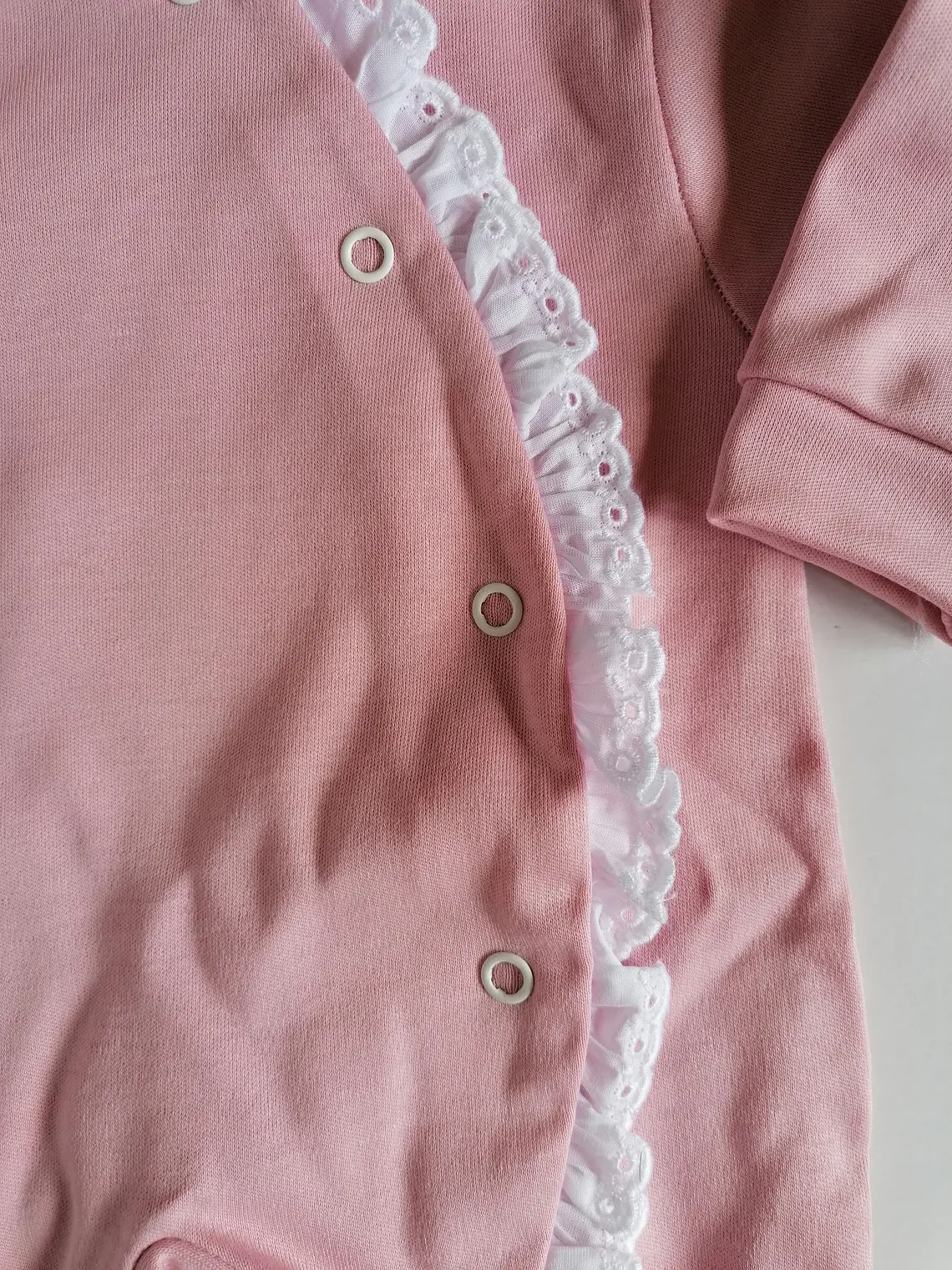 Babygrow de Algodão para Bebé com Renda Lateral 4