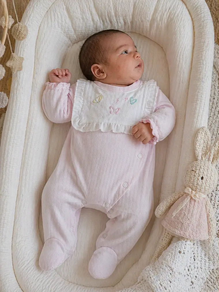 Babygrow de algodão com folho e bordado delicado 3