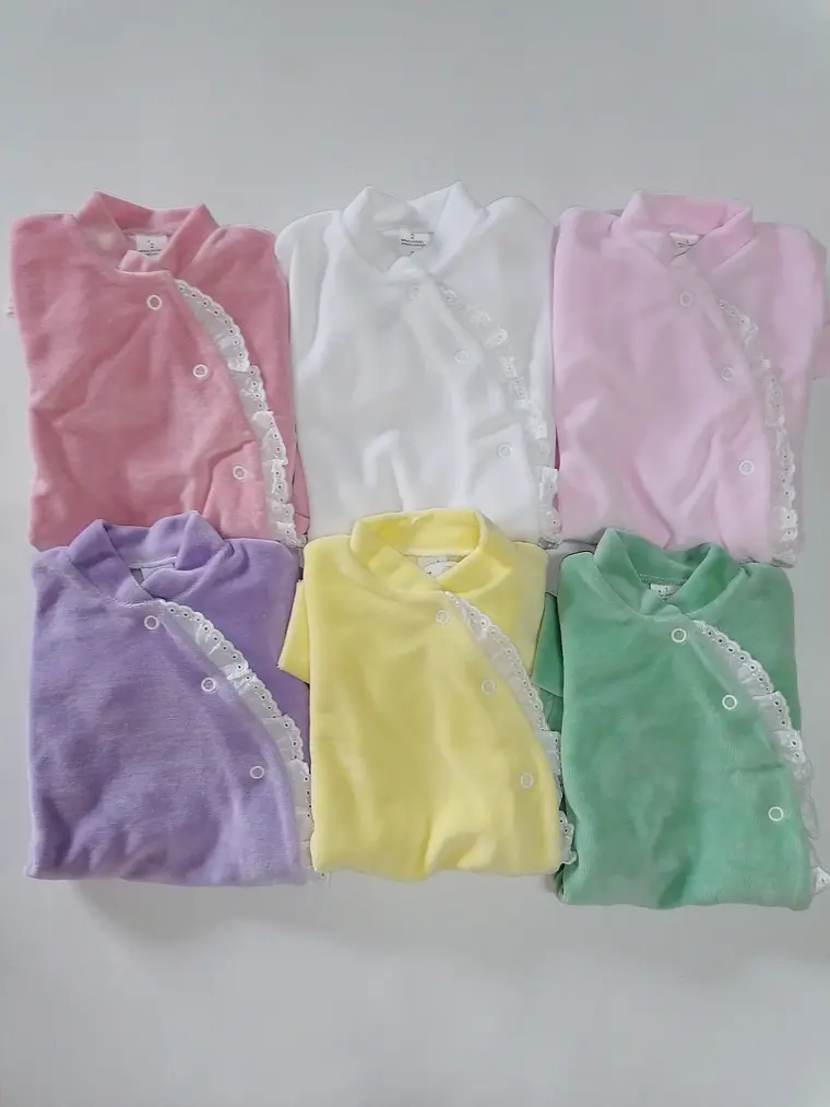 Babygrow Premium de Veludo com Renda Lateral  1