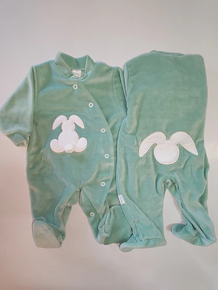 🐰 Babygrow de Veludo Coelhinho com Pompom