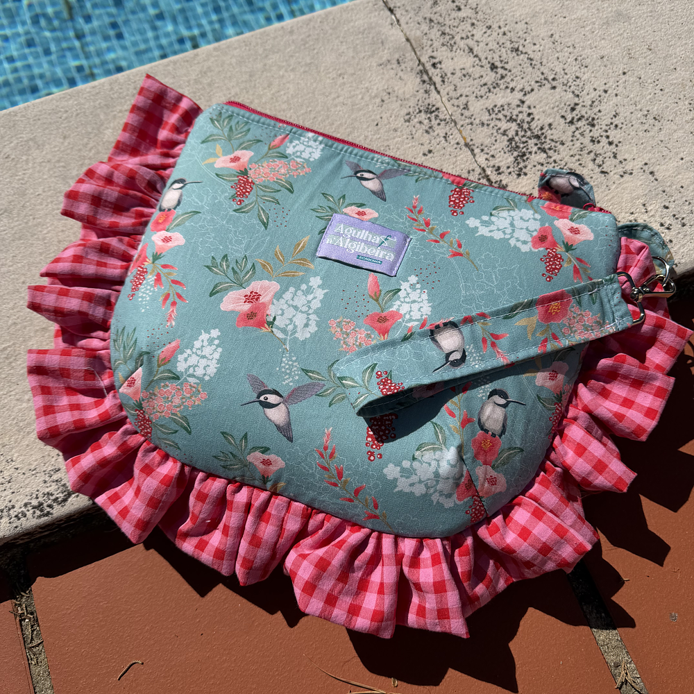 Fica Aqui - Flowers (Bolsa meia-lua com folhos)