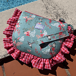 Fica Aqui - Flowers (Bolsa meia-lua com folhos)