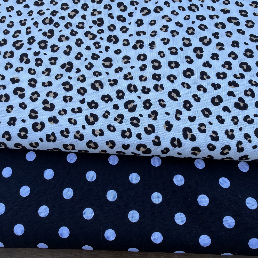 Fica Aqui - Flowers (Bolsa meia-lua com folhos)